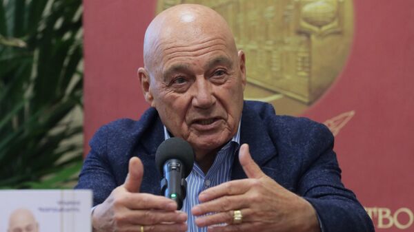 Журналист, телеведущий и писатель Владимир Познер на презентации своей книги Прощание с иллюзиями в магазине Библио-Глобус в Москве Журналист, телеведущий и писатель Владимир Познер на презентации своей книги Прощание с иллюзиями в магазине Библио-Глобус в Москве
