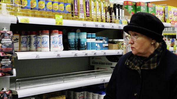 Покупательница в продуктовом магазине Москвы Покупательница в продуктовом магазине Москвы
