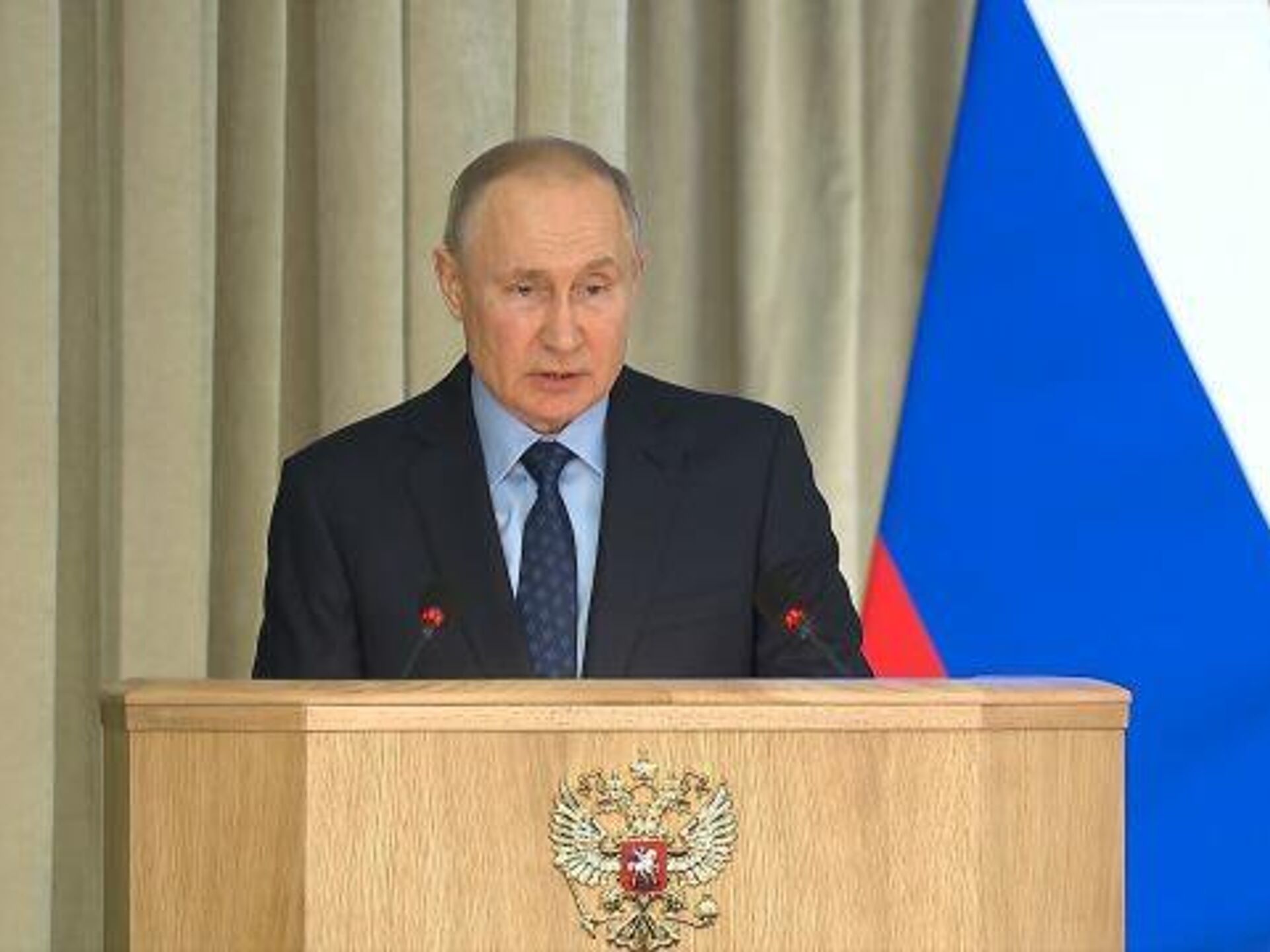 Путин важный фото