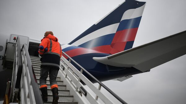 Самолет Airbus A350-900 в Международном аэропорту Шереметьево Самолет Airbus A350-900 в Международном аэропорту Шереметьево