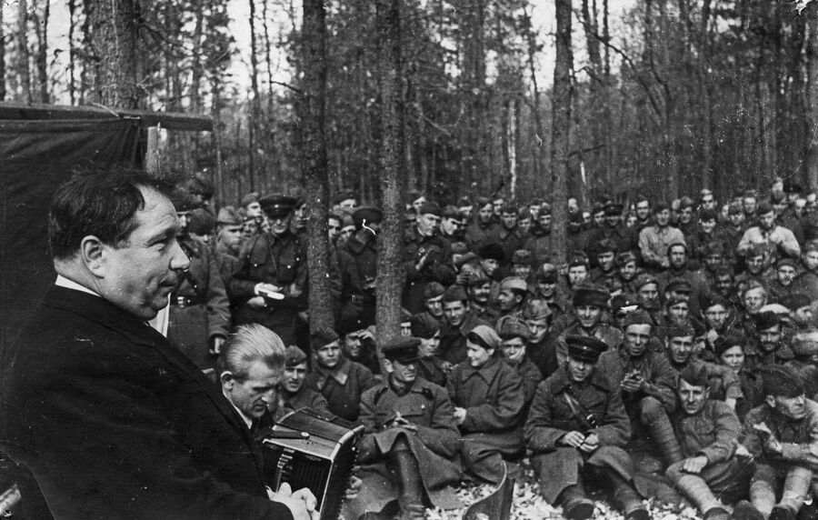 Петр Швец и Максим Михайлов дают концерт для бойцов Петр Швец и Максим Михайлов дают концерт для бойцов