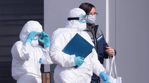 Врачи скорой медицинской помощи доставили пациента с подозрением на коронавирус в больницу в Коммунарке Врачи скорой медицинской помощи доставили пациента с подозрением на коронавирус в больницу в Коммунарке