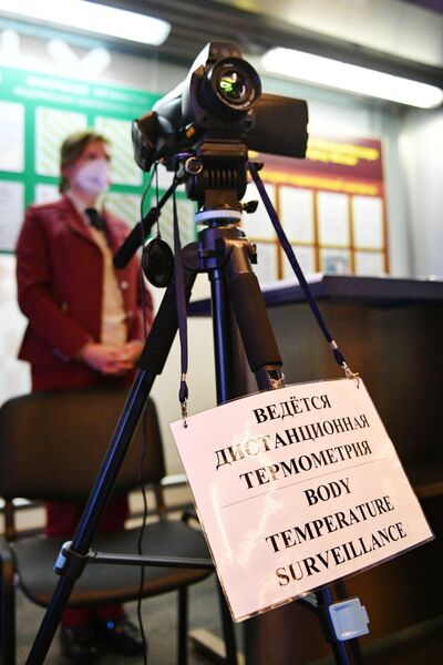 Проверка у пассажиров температуры с помощью тепловизора в аэропорту Внуково Проверка у пассажиров температуры с помощью тепловизора в аэропорту Внуково