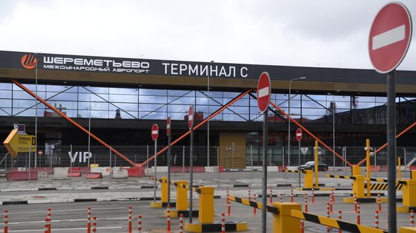 Пустующая стоянка перед закрытым терминалом С аэропорта Шереметьево Пустующая стоянка перед закрытым терминалом С аэропорта Шереметьево