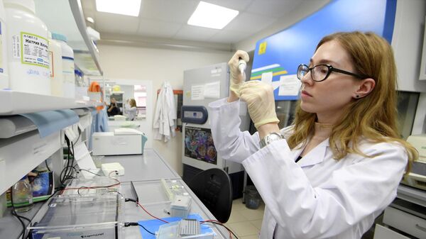 Сотрудница научно-исследовательской лаборатории Генные и клеточные технологии при Казанском федеральном университете проводит исследование Сотрудница научно-исследовательской лаборатории Генные и клеточные технологии при Казанском федеральном университете проводит исследование