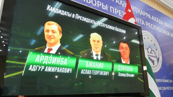 Информационный монитор в день повторных выборов президента Абхазии на избирательном участке Информационный монитор в день повторных выборов президента Абхазии на избирательном участке