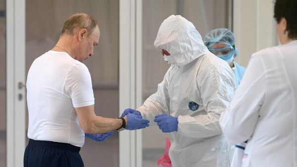 Президент РФ Владимир Путин во время посещения больницы, предназначенной для пациентов с подозрением на коронавирус, в московском посёлке Коммунарка Президент РФ Владимир Путин во время посещения больницы, предназначенной для пациентов с подозрением на коронавирус, в московском посёлке Коммунарка