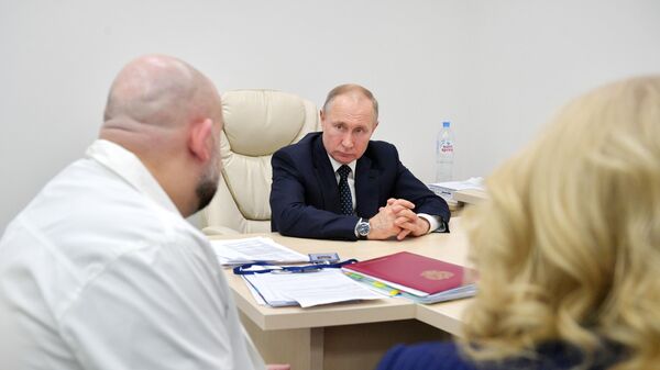 Президент РФ Владимир Путин и главный врач ГБУЗ Городская клиническая больница No 40 ДЗМ Денис Проценко Президент РФ Владимир Путин и главный врач ГБУЗ Городская клиническая больница No 40 ДЗМ Денис Проценко