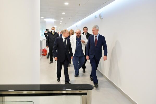 Президент РФ Владимир Путин во время посещения больницы, предназначенной для пациентов с подозрением на коронавирус, в московском посёлке Коммунарка Президент РФ Владимир Путин во время посещения больницы, предназначенной для пациентов с подозрением на коронавирус, в московском посёлке Коммунарка