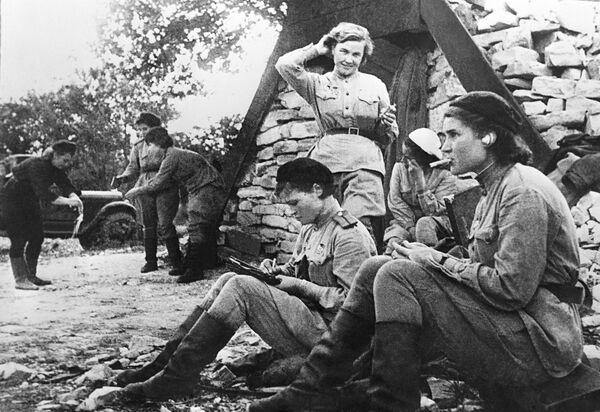 Лётчицы 46-го гвардейского авиационного полка Лётчицы 46-го гвардейского авиационного полка