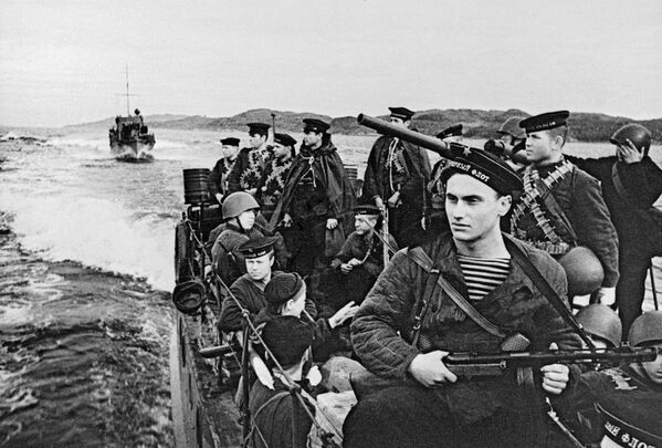 Моряки-десантники Северного флота направляются на катерах в район боевых действий Моряки-десантники Северного флота направляются на катерах в район боевых действий