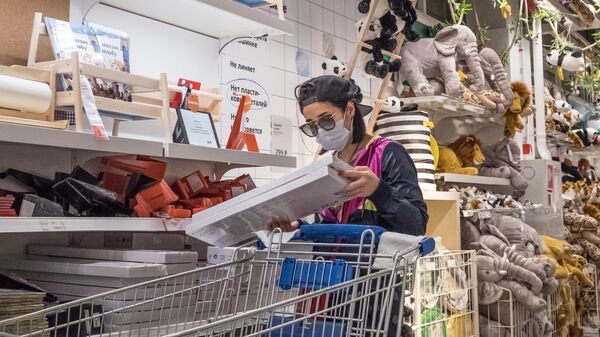 Девушка в медицинской маске в магазине IKEA