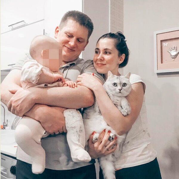 Александра Русских с мужем и ребенком Александра Русских с мужем и ребенком