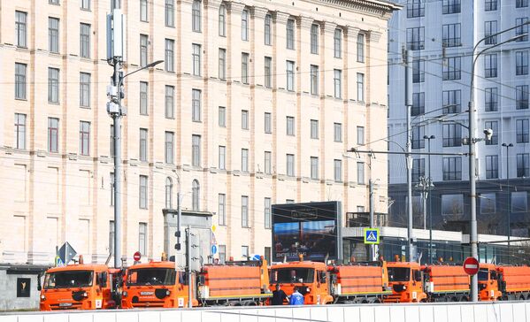 Промывка дорог и тротуаров с использованием специального моющего средства Промывка дорог и тротуаров с использованием специального моющего средства