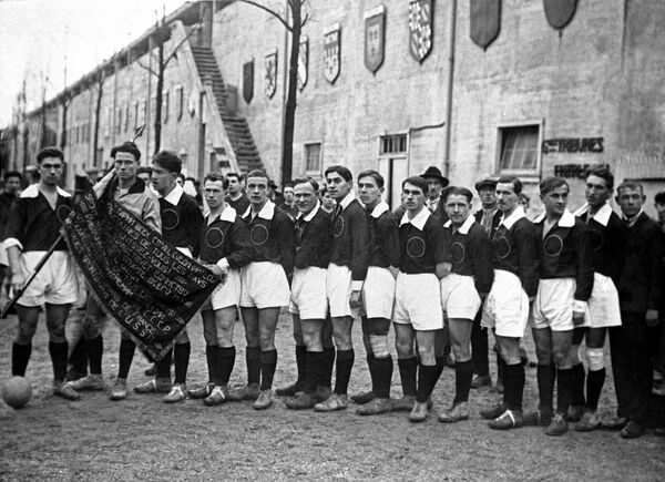 1926 год. Футболисты советской сборной рабочих команд перед матчем во Франции. 1926 год. Футболисты советской сборной рабочих команд перед матчем во Франции.