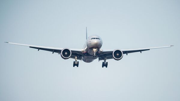 Пассажирский самолет Boeing-777 авиакомпании Аэрофлот заходит на посадку в Международном аэропорту Шереметьево Пассажирский самолет Boeing-777 авиакомпании Аэрофлот заходит на посадку в Международном аэропорту Шереметьево