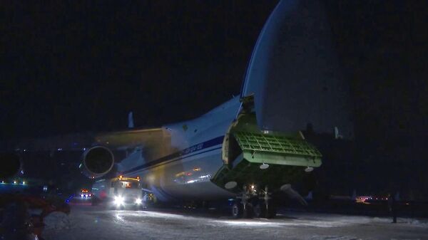 Военно-транспортный самолет АН-124-100 Руслан министерства обороны РФ на аэродроме Чкаловский. Стоп-кадр видео Военно-транспортный самолет АН-124-100 Руслан министерства обороны РФ на аэродроме Чкаловский. Стоп-кадр видео