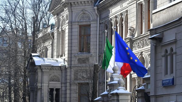 Приспущенный государственный флаг у посольства Италии в Москве Приспущенный государственный флаг у посольства Италии в Москве