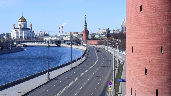 Вид на опустевшую Кремлевскую набережную с Большого Москворецкого моста в Москве Вид на опустевшую Кремлевскую набережную с Большого Москворецкого моста в Москве