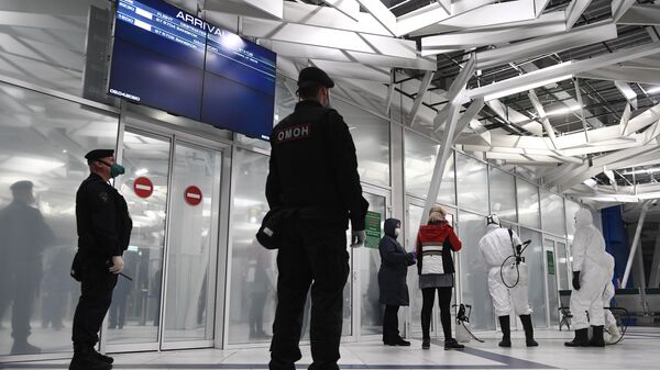 Сотрудники правоохранительных органов и медицинской службы готовятся к встрече пассажиров в аэропорту Толмачево Сотрудники правоохранительных органов и медицинской службы готовятся к встрече пассажиров в аэропорту Толмачево