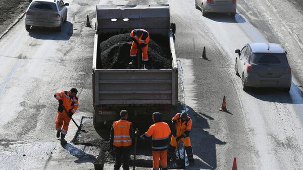 Рабочие проводят текущий весенний ремонт дорожного покрытия в Новосибирске Рабочие проводят текущий весенний ремонт дорожного покрытия в Новосибирске