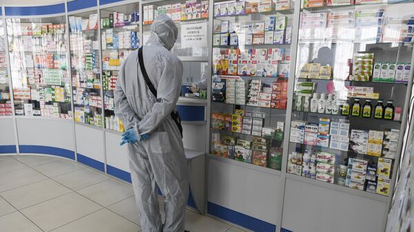 Человек в защитном костюме в одной из аптек Симферополя Человек в защитном костюме в одной из аптек Симферополя