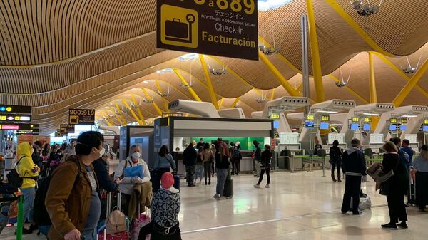 Пассажиры рейса Аэрофлота в Санкт-Петербург и Москву на регистрации в аэропорту Барахас в Мадриде Пассажиры рейса Аэрофлота в Санкт-Петербург и Москву на регистрации в аэропорту Барахас в Мадриде