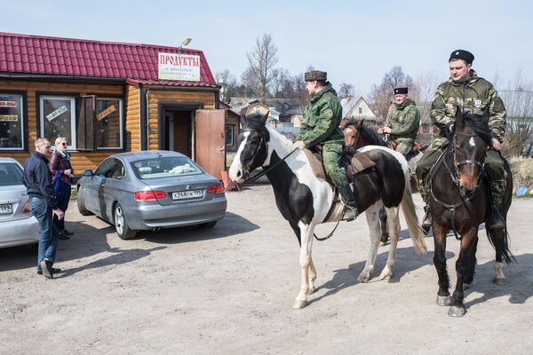 Члены станичного казачьего общества Рузского муниципального района имени Л. М. Доватора патрулируют улицы Рузы во время режима самоизоляции в Московской области Члены станичного казачьего общества Рузского муниципального района имени Л. М. Доватора патрулируют улицы Рузы во время режима самоизоляции в Московской области