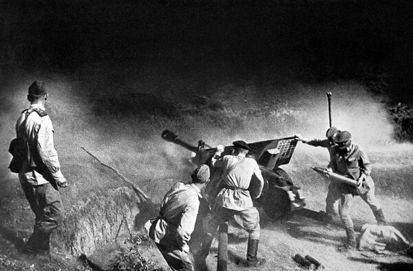 Артиллерийский расчет ведет огонь по врагу. Северный Кавказ Артиллерийский расчет ведет огонь по врагу. Северный Кавказ