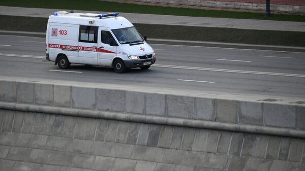На востоке Москвы перевернулась машина скорой помощи