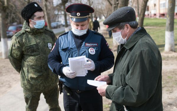 Члены станичного казачьего общества совместно с сотрудниками правоохранительных органов патрулируют улицы Рузы во время режима самоизоляции в Московской области Члены станичного казачьего общества совместно с сотрудниками правоохранительных органов патрулируют улицы Рузы во время режима самоизоляции в Московской области