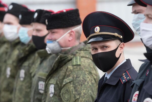 Члены станичного казачьего общества Рузского района и сотрудники правоохранительных органов на построении перед патрулированием улиц Рузы в Московской области Члены станичного казачьего общества Рузского района и сотрудники правоохранительных органов на построении перед патрулированием улиц Рузы в Московской области