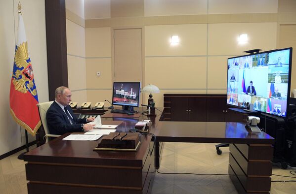 Президент РФ Владимир Путин проводит в режиме видеоконференции совещание с членами правительства РФ Президент РФ Владимир Путин проводит в режиме видеоконференции совещание с членами правительства РФ