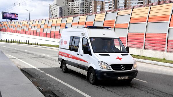 Машина скорой помощи на одной из улиц Москвы