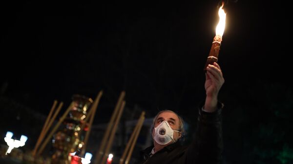 Мужчина у Свято-Екатерининского кафедрального собора в Краснодаре во время праздничного пасхального богослужения Мужчина у Свято-Екатерининского кафедрального собора в Краснодаре во время праздничного пасхального богослужения