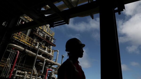 Рабочий на морской нефтяной платформе в Бразилии Рабочий на морской нефтяной платформе в Бразилии