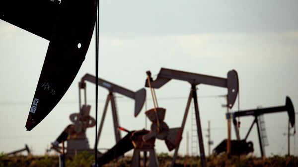 Нефтяные станки-качалки на месторождении недалеко от Ловингтона, штат Нью-Мексико Нефтяные станки-качалки на месторождении недалеко от Ловингтона, штат Нью-Мексико