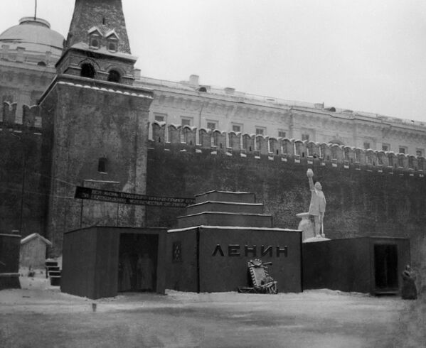 Первый деревянный временный Мавзолей В.И. Ленина Первый деревянный временный Мавзолей В.И. Ленина
