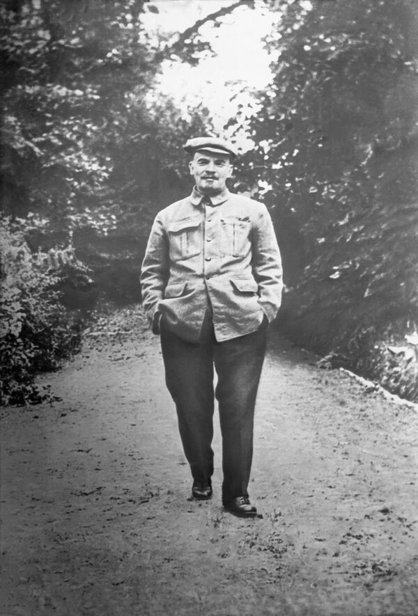 Владимир Ильич Ленин на прогулке в Горках Владимир Ильич Ленин на прогулке в Горках