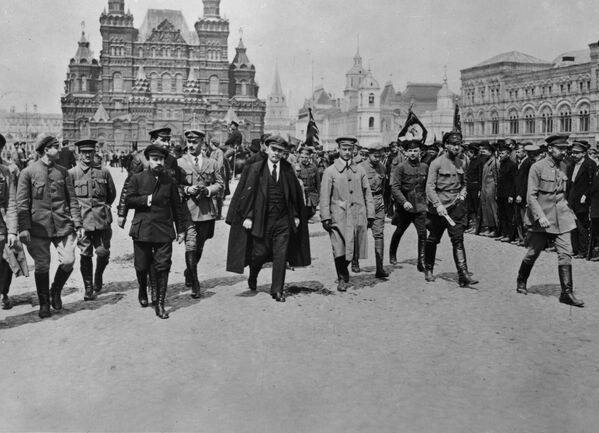 Владимир Ильич Ленин с группой командиров обходит строй войск Всевобуча. 25 мая 1919 года Владимир Ильич Ленин с группой командиров обходит строй войск Всевобуча. 25 мая 1919 года