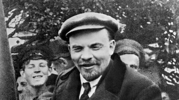 Владимир Ильич Ленин в автомобиле перед отъездом с Красной площади в День международной солидарности трудящихся. 1919 год Владимир Ильич Ленин в автомобиле перед отъездом с Красной площади в День международной солидарности трудящихся. 1919 год