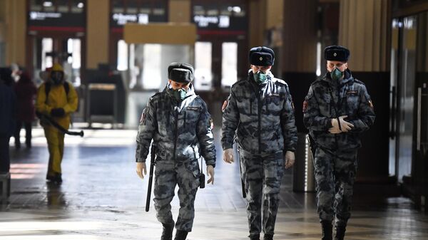 Сотрудники правоохранительных органов на Киевском вокзале в Москве Сотрудники правоохранительных органов на Киевском вокзале в Москве