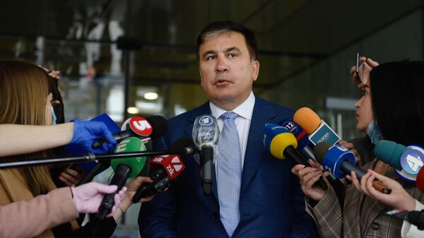 Михаил Саакашвили отвечает на вопросы журналистов перед началом встречи с депутатами фракции Слуга народа в Киеве