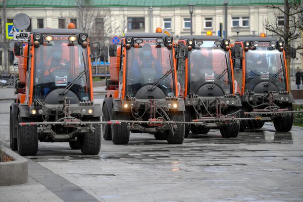 Автомобили коммунальных служб дезинфицируют дороги и тротуары в центре Москвы Автомобили коммунальных служб дезинфицируют дороги и тротуары в центре Москвы