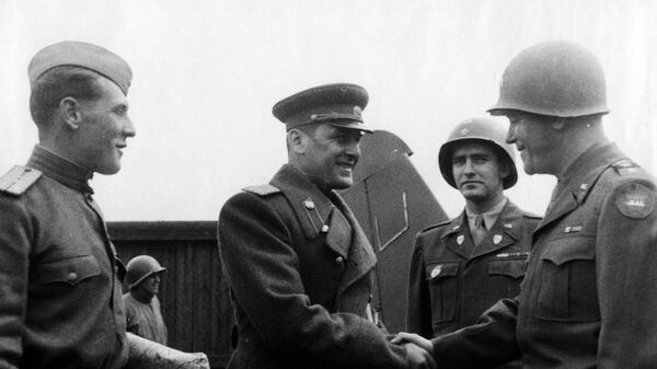 Встреча командира 34-го гвардейского корпуса генерала Г.В.Бакланова с командиром 5-го корпуса США генералом Хюбнером. Встреча командира 34-го гвардейского корпуса генерала Г.В.Бакланова с командиром 5-го корпуса США генералом Хюбнером.