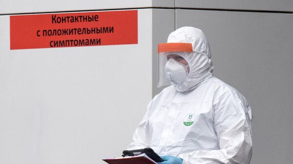 Медицинский работник на территории карантинного центра в Коммунарке Медицинский работник на территории карантинного центра в Коммунарке