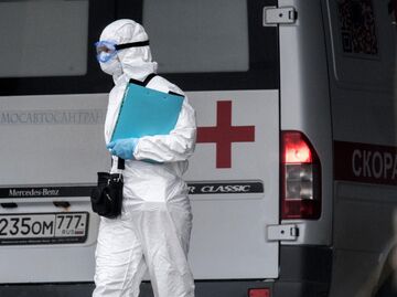 Медицинский работник на территории карантинного центра в Коммунарке Медицинский работник на территории карантинного центра в Коммунарке