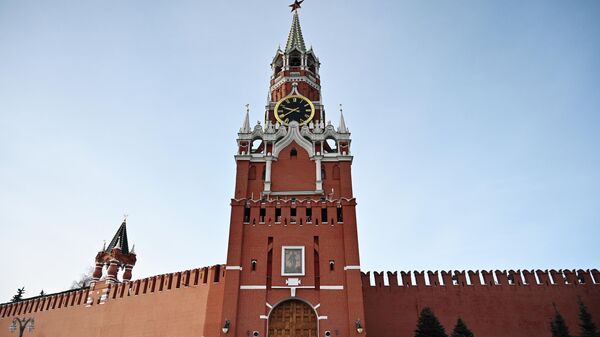 Фроловская башня, ставшая Спасской, и Кока-Кола со свастикой Фроловская башня, ставшая Спасской, и Кока-Кола со свастикой
