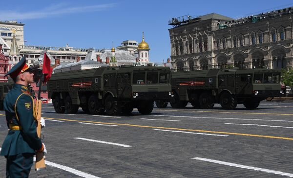 Оперативно-тактический ракетный комплекс (ОТРК) Искандер-М на военном параде, посвященном 73-й годовщине Победы в Великой Отечественной войне 1941-1945 годов Оперативно-тактический ракетный комплекс (ОТРК) Искандер-М на военном параде, посвященном 73-й годовщине Победы в Великой Отечественной войне 1941-1945 годов