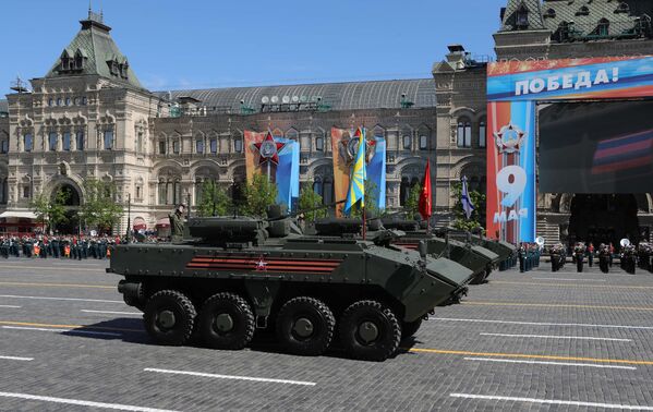 Бронетранспортер (БТР) на колесной платформе Бумеранг на военном параде, посвященном 73-й годовщине Победы в Великой Отечественной войне 1941-1945 годов Бронетранспортер (БТР) на колесной платформе Бумеранг на военном параде, посвященном 73-й годовщине Победы в Великой Отечественной войне 1941-1945 годов